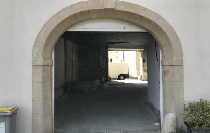  CGRE - COMMANDRE GUILLAUME REAL ESTATE Commerces | CALVISSON (30420) | 80 m2 | 800 € 